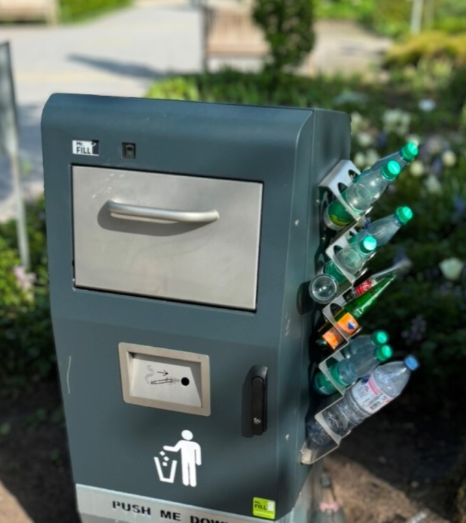 Solarbetriebene Müllpress-Mülleimer im Park der Gärten