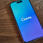 Symbolbild: Smartphone mit der Grafik-App Canva.