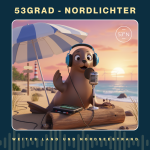 Das Bild zeigt die Robbe Fiete an einem Nordsee-Strand mit Mikrofon und Sonnenschirm. Das Bild ist im Zeichentrick-Stil mit Künstlicher Intelligenz erstellt worden