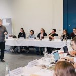 Das Bild zeigt den Referenten und KI-Experten Markus Michels und mehrere Teilnehmende beim TANO Digitalisierungsworkshop 2025 im Center Parcs in Tossens (Butjadingen)