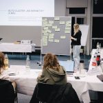 Das Bild zeigt Eva Forkel von der TANO vor einer Pinnwand beim vor einer Pinwand beim TANO Digitalisierungsworkshop 2025 im Center Parcs in Tossens (Butjadingen).