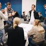 Das Bild zeigt sechs Teilnehmende an einem Arbeitstisch beim TANO Digitalisierungsworkshop 2025 im Center Parcs in Tossens (Butjadingen)