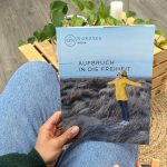 Frau hält neue TANO-Imagebroschüre in der Hand