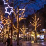 lluminierte Bäume mit Lichterketten und Sternen in der Fußgängerzone von Bremerhaven.