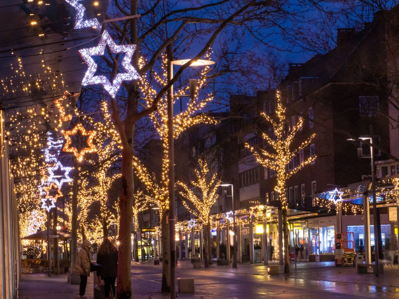 lluminierte Bäume mit Lichterketten und Sternen in der Fußgängerzone von Bremerhaven.