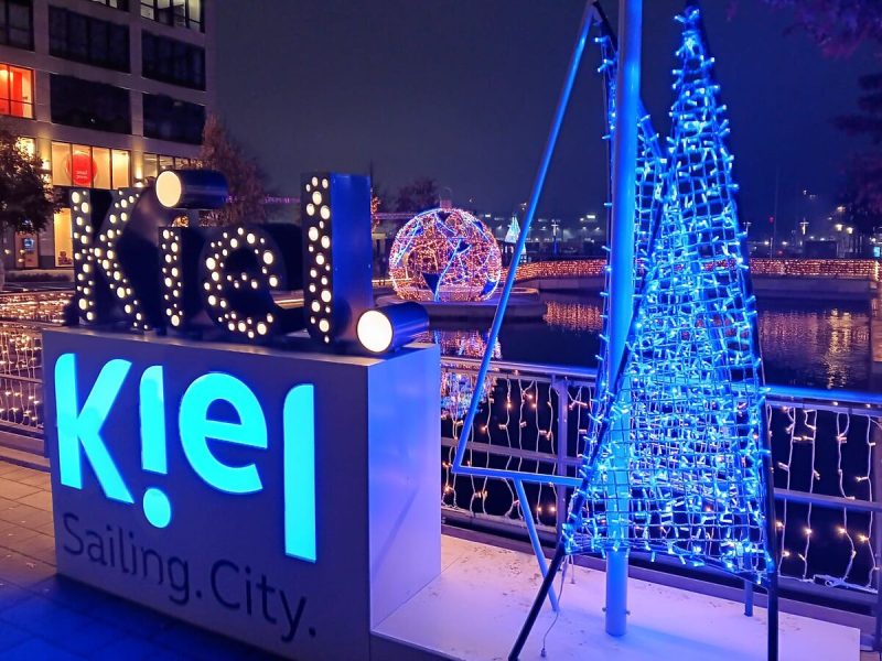 illuminiertes Logo mit Lichtern von Kiel.Sailing.City
