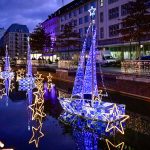 Das Bild zeigt Segelboote und Sterne als Lichtskulpturen im Wasser