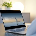 Das Bild zeigt einen Laptop als Mockup mit der Landingpage der Winterkampagne, auf der der Leuchtturm Obereversand an der Wurster Nordseeküste zu sehen ist.