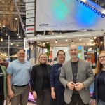 Eine Gruppenbild auf einem Messestand. Zu sehen sind: Katharina Schlicht (Helgoland Tourismus-Service), Robert Kowitz (Tourismus Marketing Service Büsum GmbH), Melanie Trotier (Nordseeküste Nordfriesland e. V.), Wiebke Stitz (Sylt), Mario Schiefelbein (Tourismus-Agentur Nordsee GmbH), Katrin Miethling (Erlebnis Bremerhaven GmbH)