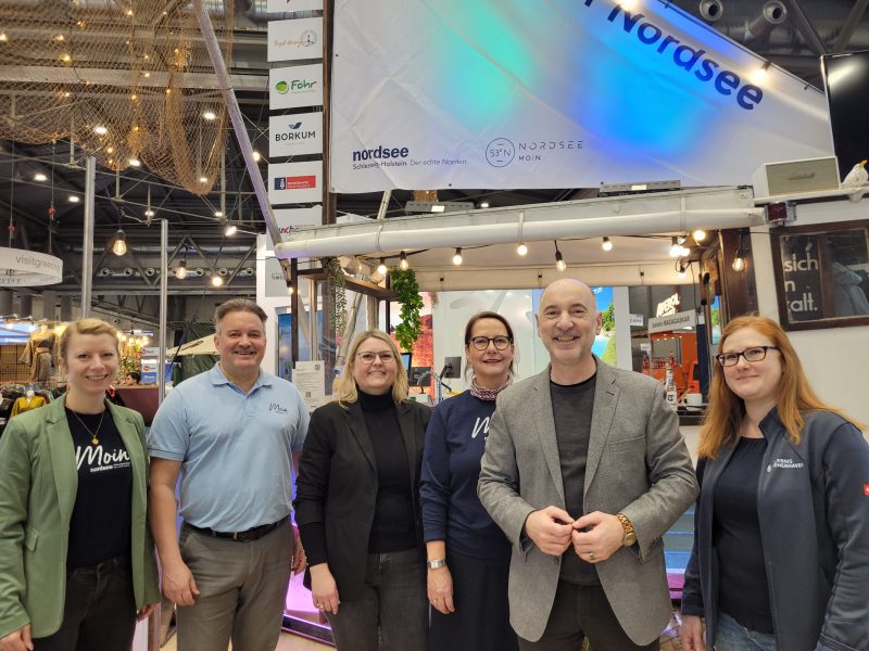 Eine Gruppenbild auf einem Messestand. Zu sehen sind: Katharina Schlicht (Helgoland Tourismus-Service), Robert Kowitz (Tourismus Marketing Service Büsum GmbH), Melanie Trotier (Nordseeküste Nordfriesland e. V.), Wiebke Stitz (Sylt), Mario Schiefelbein (Tourismus-Agentur Nordsee GmbH), Katrin Miethling (Erlebnis Bremerhaven GmbH)