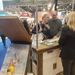 Das Bild zeigt eine Beratungssituation am Messestand der Nordsee: Ein älteres Ehepaar informiert sich beim Messepersonal.