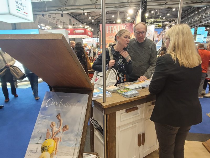 Das Bild zeigt eine Beratungssituation am Messestand der Nordsee: Ein älteres Ehepaar informiert sich beim Messepersonal.