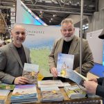 Das Bild zeigt einen Messestand mit den zwei Personen: Mario Schiefelbein (Tourismus-Agentur Nordsee GmbH) und Olaf Raffel (Nordseeheilbad Cuxhaven GmbH) werben auf der Ferien-Messe in Wien für die niedersächsische Nordsee.