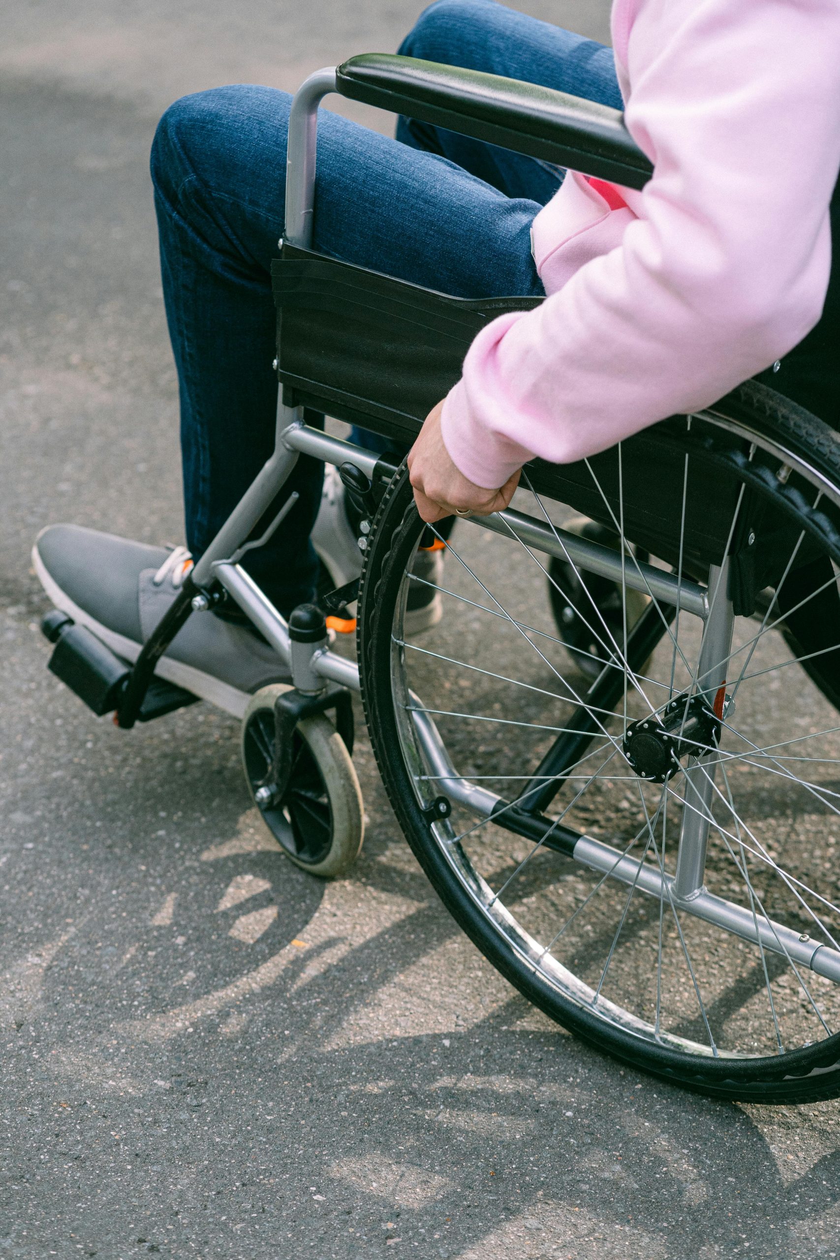 Person im Rollstuhl