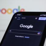 Symbolbild, Smartphone mit Google-Suchmaschine auf dem Display.