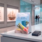 Thekenaufsteller im Museum mit der Aufschrift: Hier gilt die Nordsee-Karte.