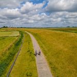Radfahrer am Deich bei Midlum - Emsradweg